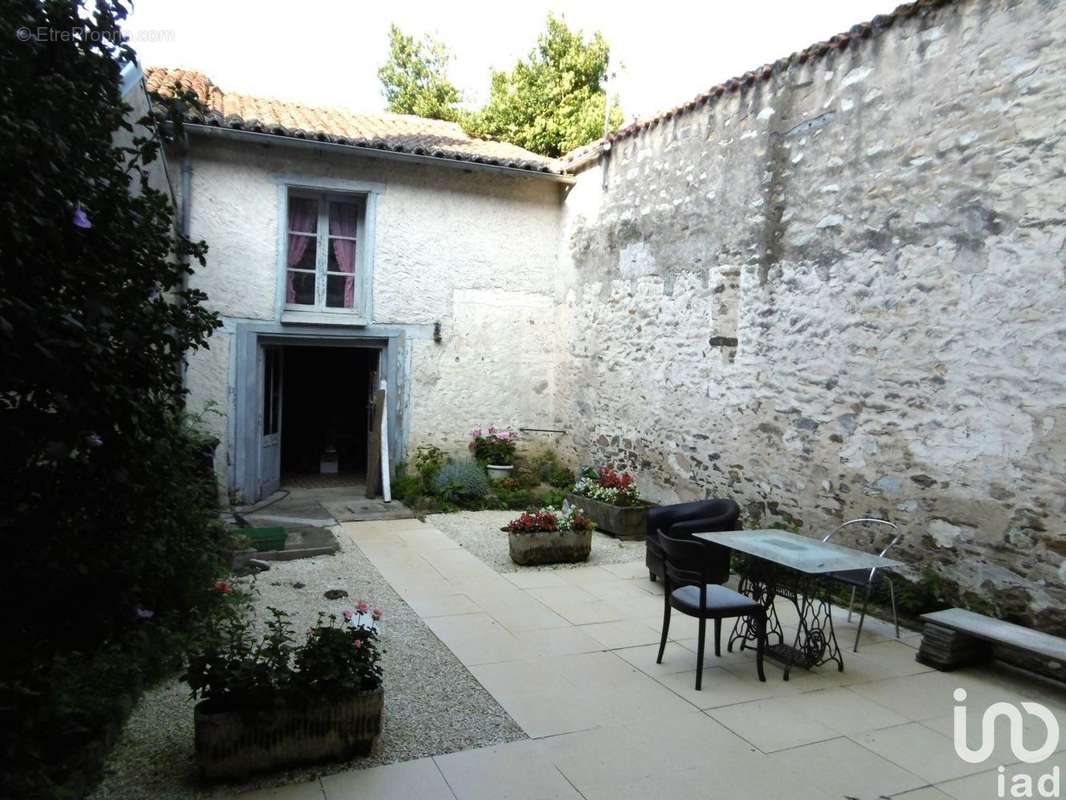 Photo 2 - Maison à BUSSIERE-POITEVINE