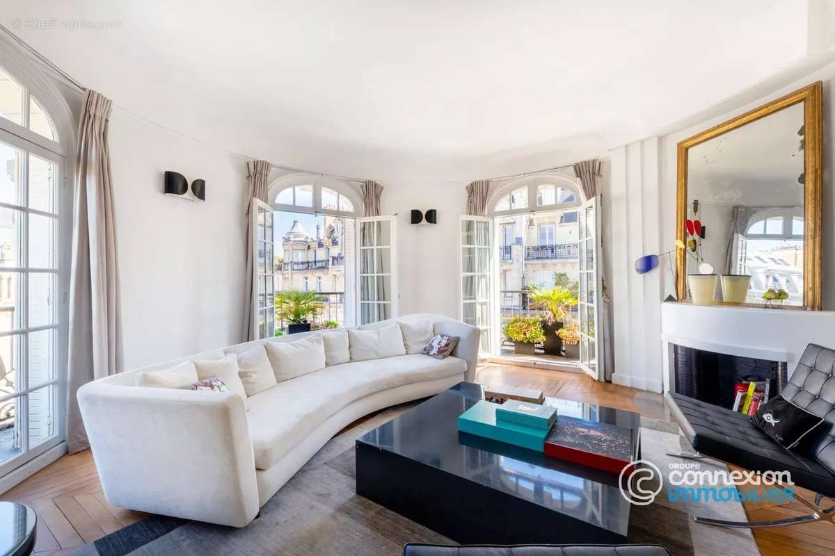 Appartement à PARIS-16E