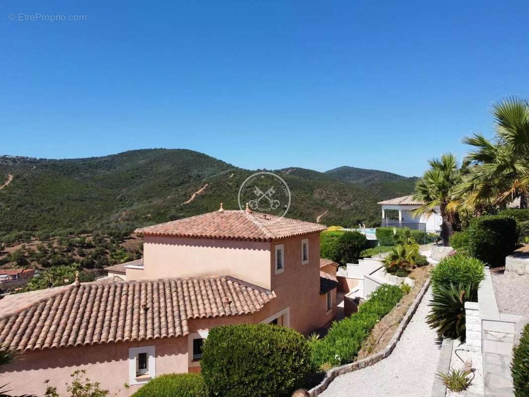 Maison à ROQUEBRUNE-SUR-ARGENS