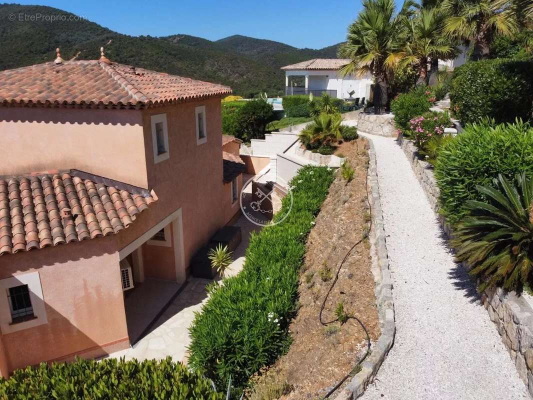 Maison à ROQUEBRUNE-SUR-ARGENS