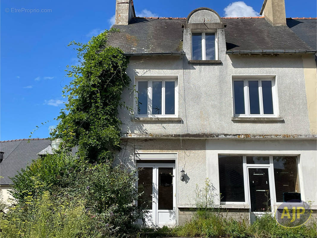 Maison à SAINT-JACUT-LES-PINS