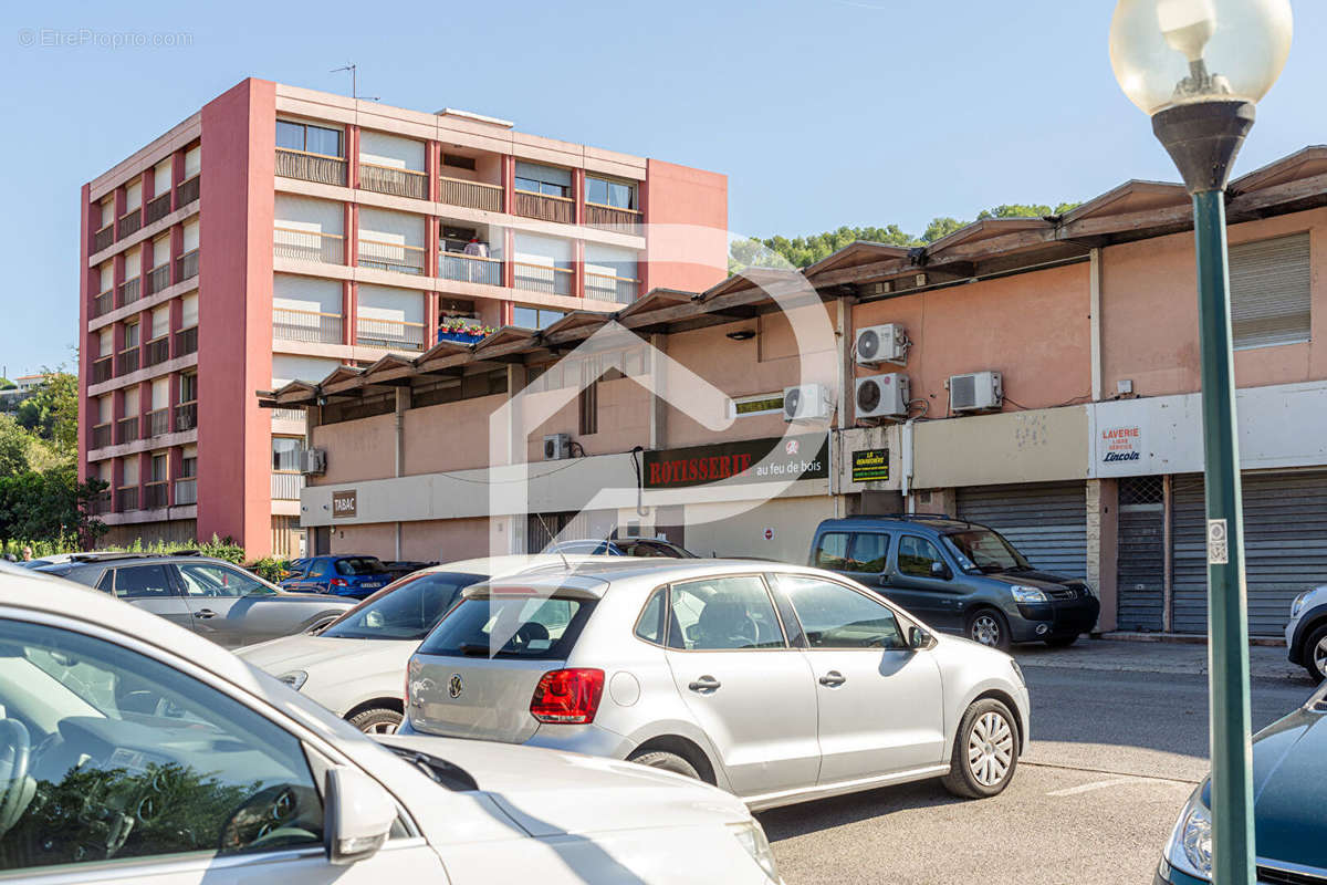 Commerce à LES PENNES-MIRABEAU