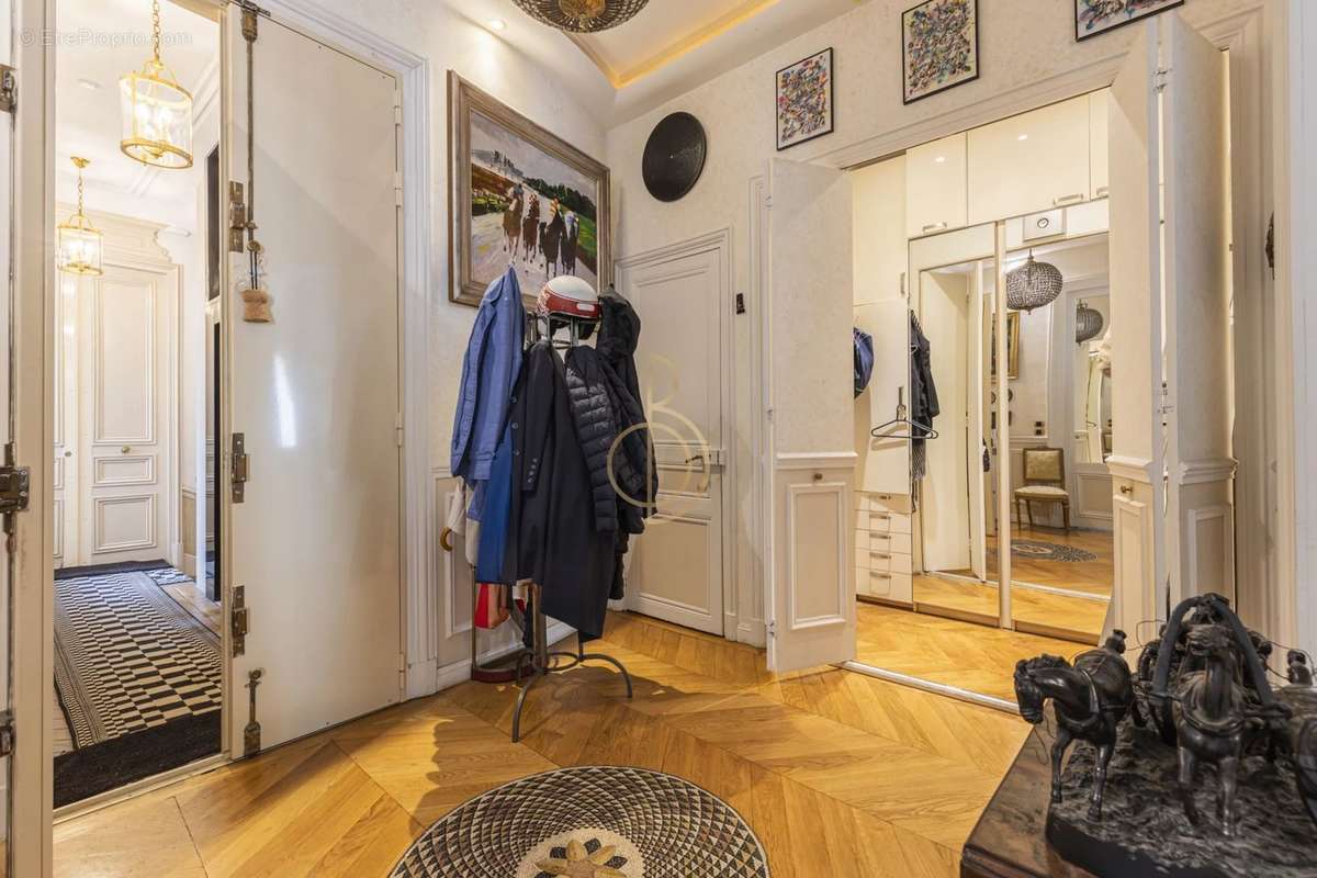 Appartement à PARIS-8E