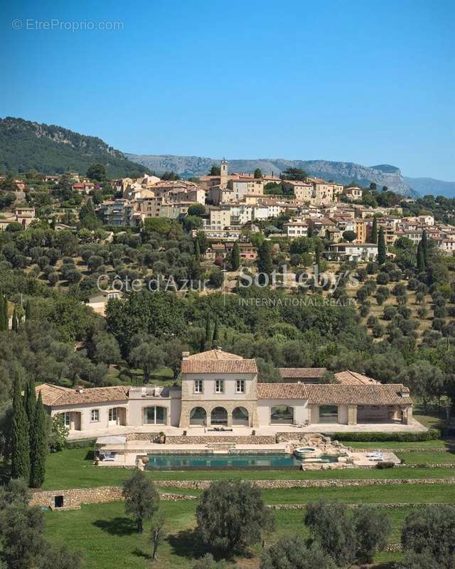 Maison à CHATEAUNEUF-GRASSE