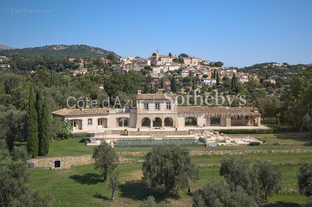 Maison à CHATEAUNEUF-GRASSE