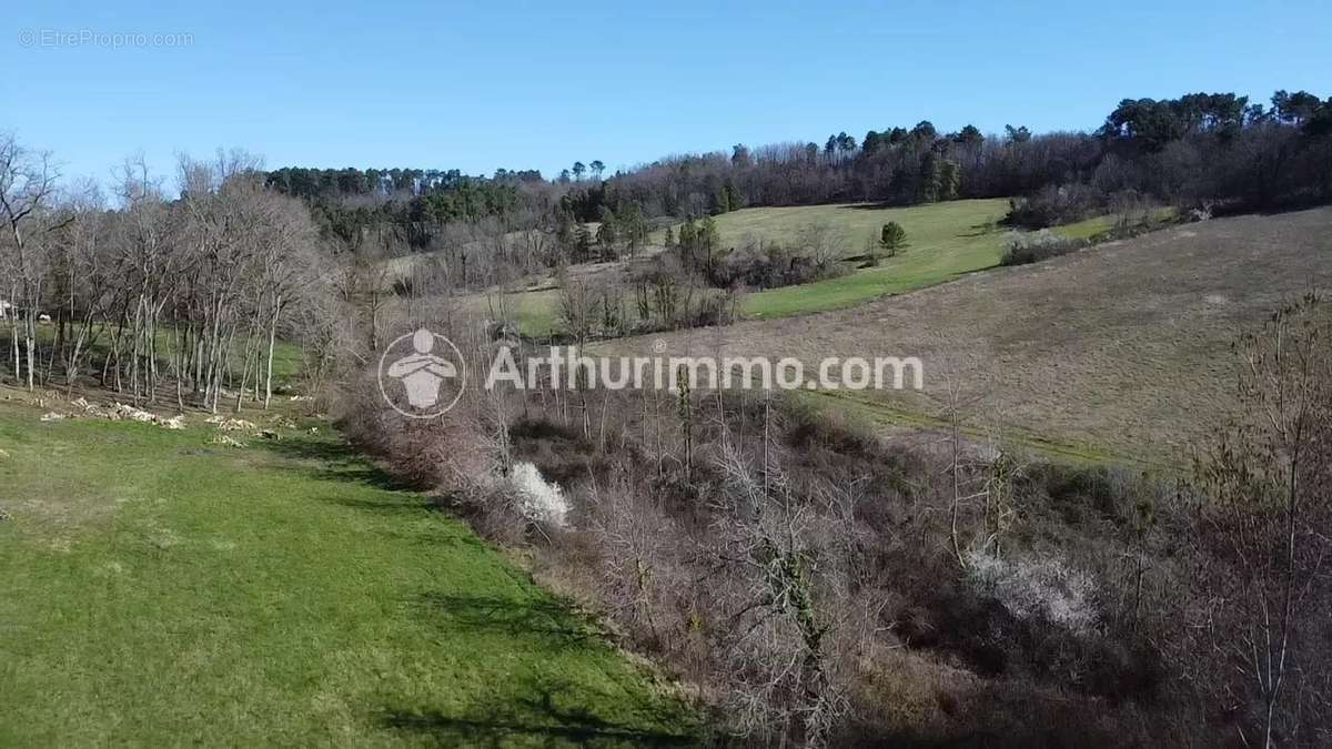 Terrain à NEUVIC