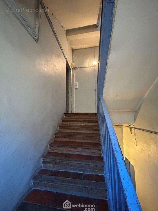 Parties communes : Escalier d&#039;accès à l&#039;appartement - Appartement à SETE