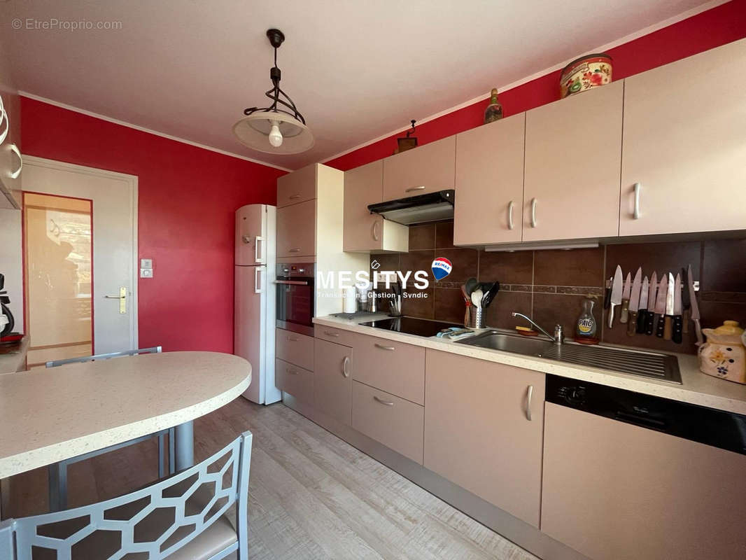 cuisine - Appartement à LE CHAMBON-FEUGEROLLES