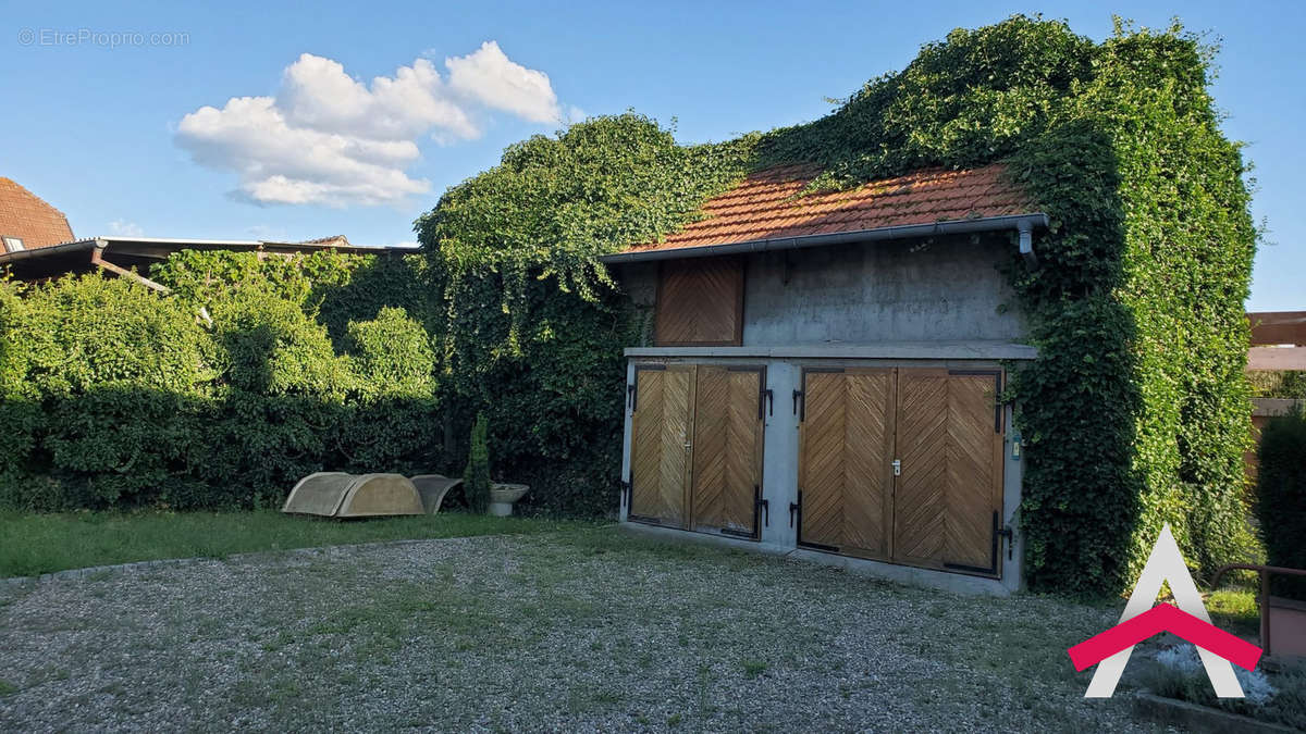 Extérieur garages - Maison à RUMERSHEIM-LE-HAUT