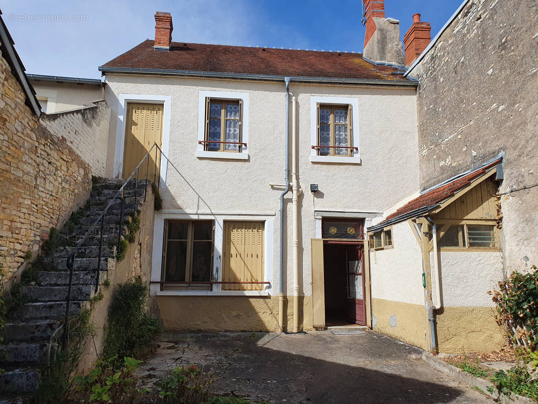 Maison à DUN-SUR-AURON