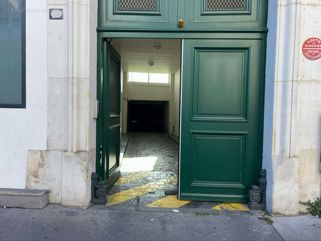 Parking à PARIS-18E