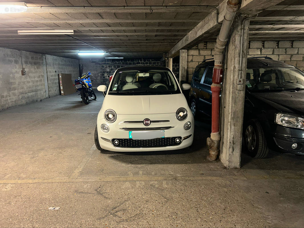 Parking à PARIS-18E