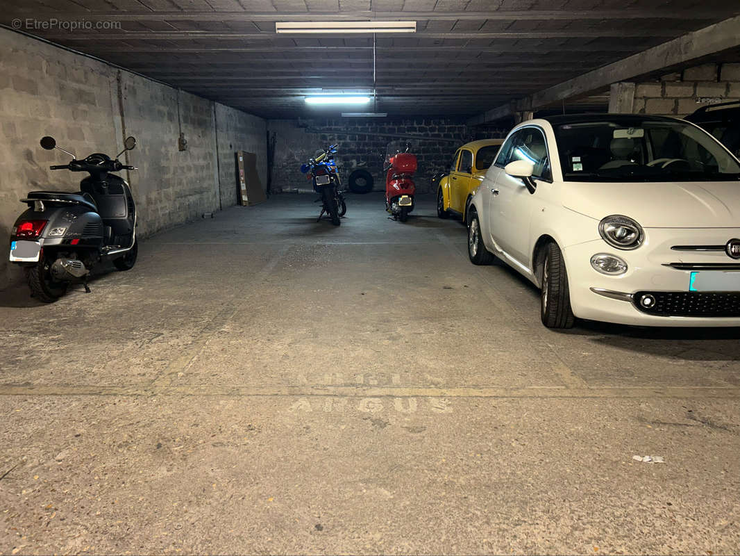 Parking à PARIS-18E