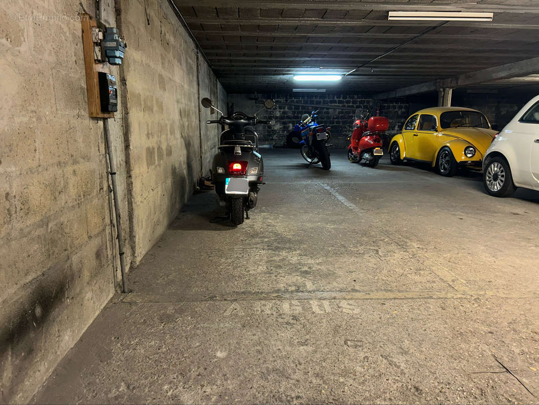 Parking à PARIS-18E