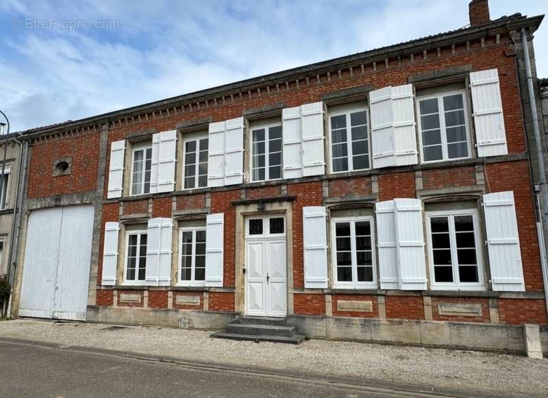 Maison à GIFFAUMONT-CHAMPAUBERT