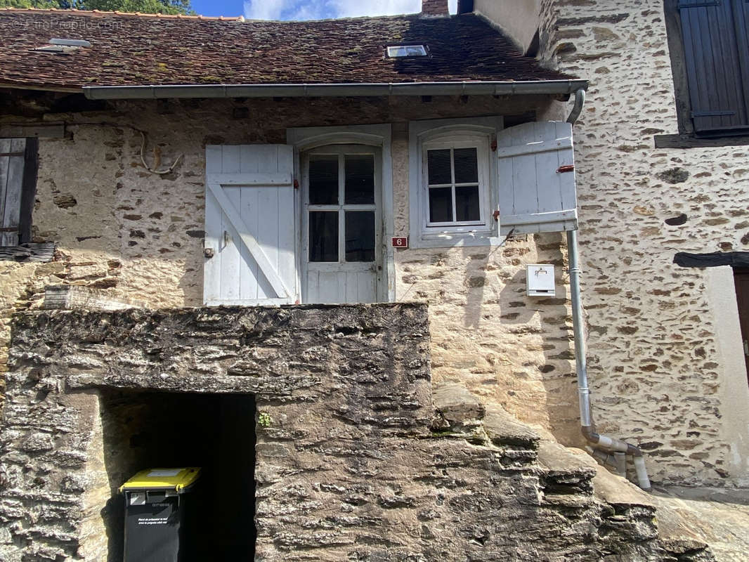 Maison à SEGUR-LE-CHATEAU