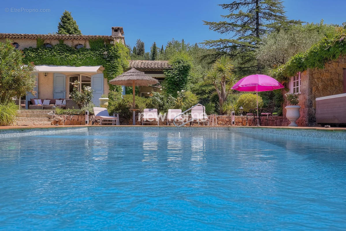 Maison à CHATEAUNEUF-GRASSE