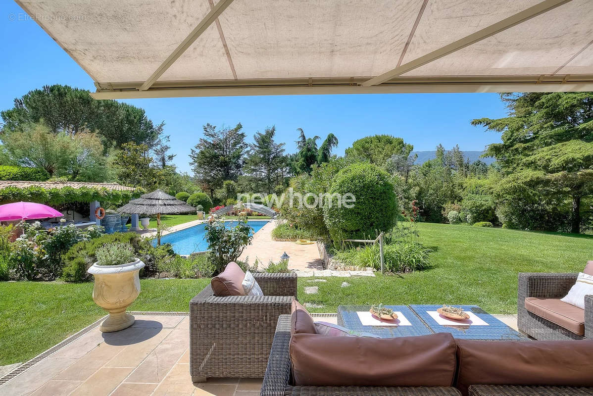 Maison à CHATEAUNEUF-GRASSE