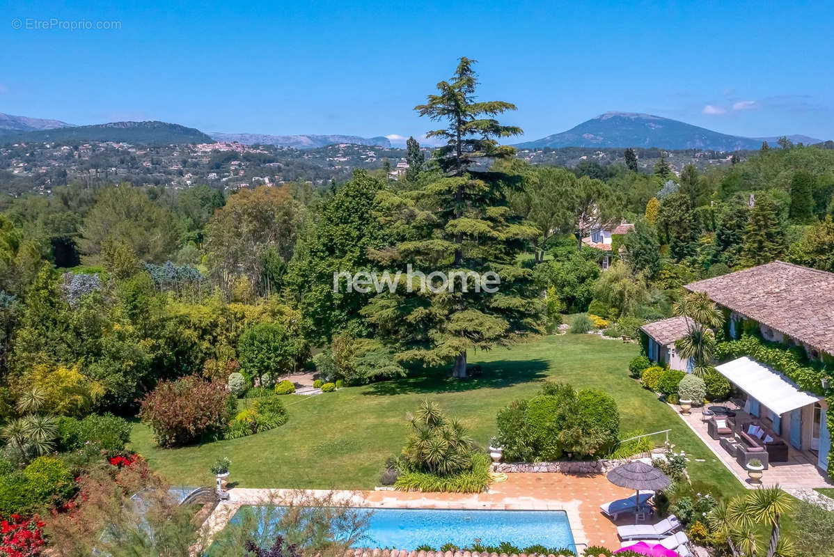 Maison à CHATEAUNEUF-GRASSE