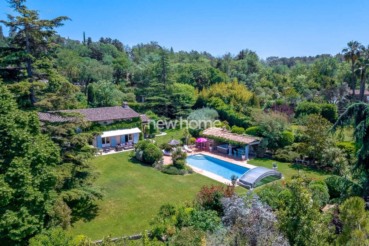 Maison à CHATEAUNEUF-GRASSE