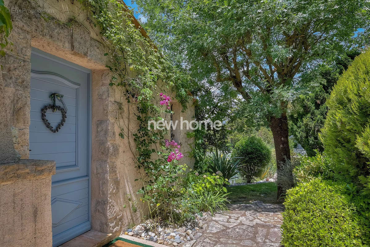 Maison à CHATEAUNEUF-GRASSE