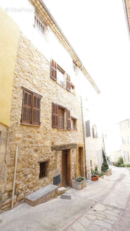 Appartement à CHATEAUNEUF-GRASSE