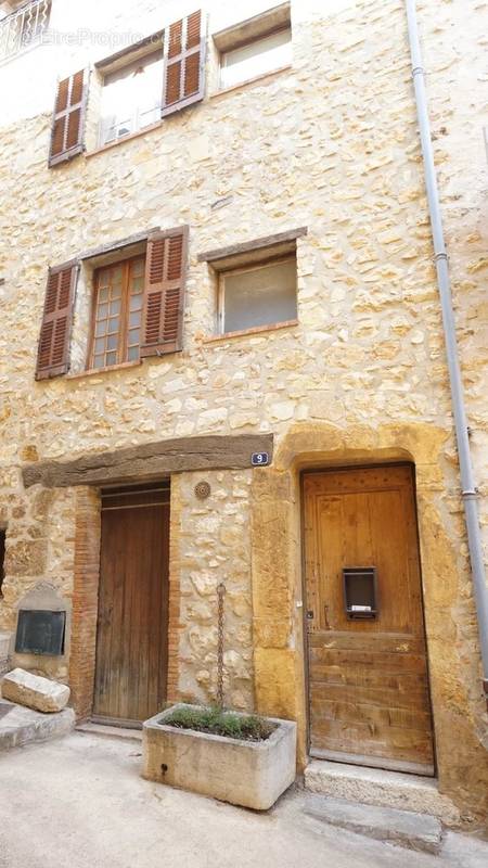 Appartement à CHATEAUNEUF-GRASSE