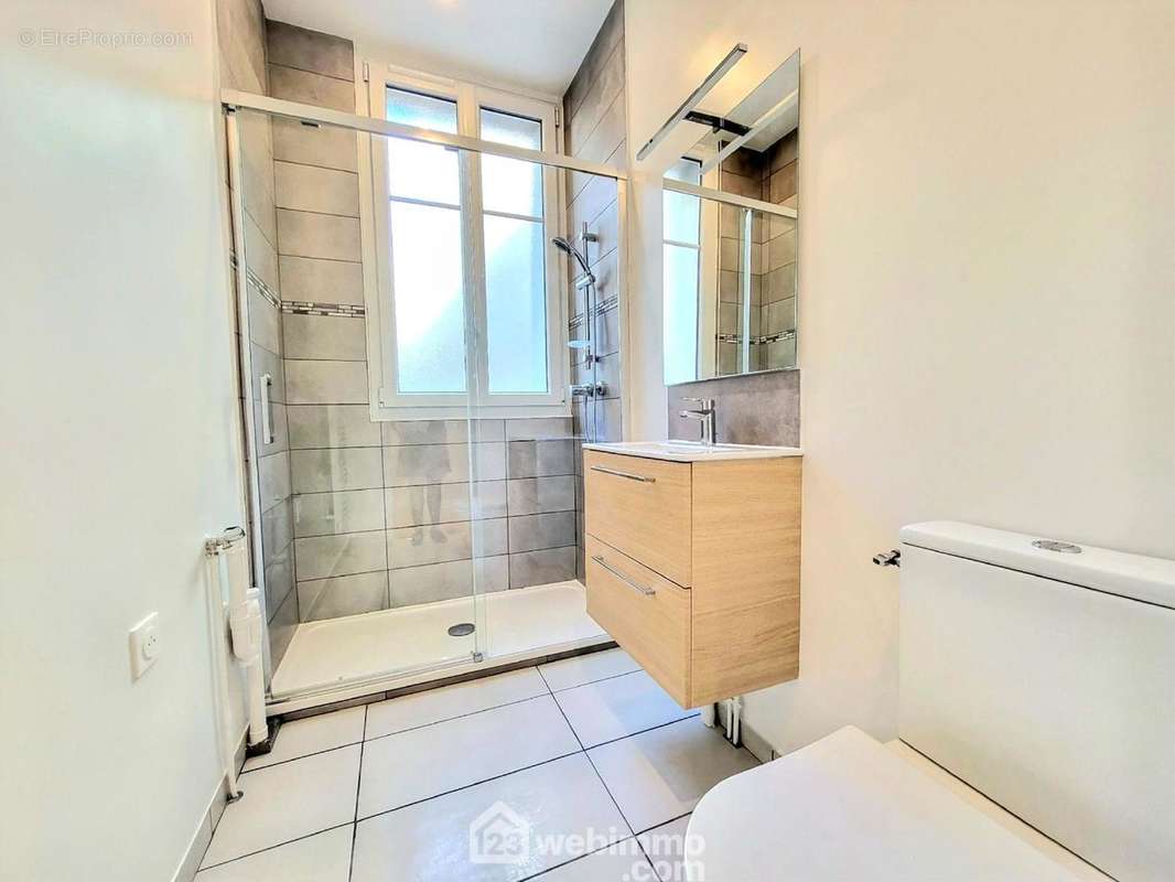 Salle de douche neuve répondant au goût contemporain - Appartement à PARIS-15E