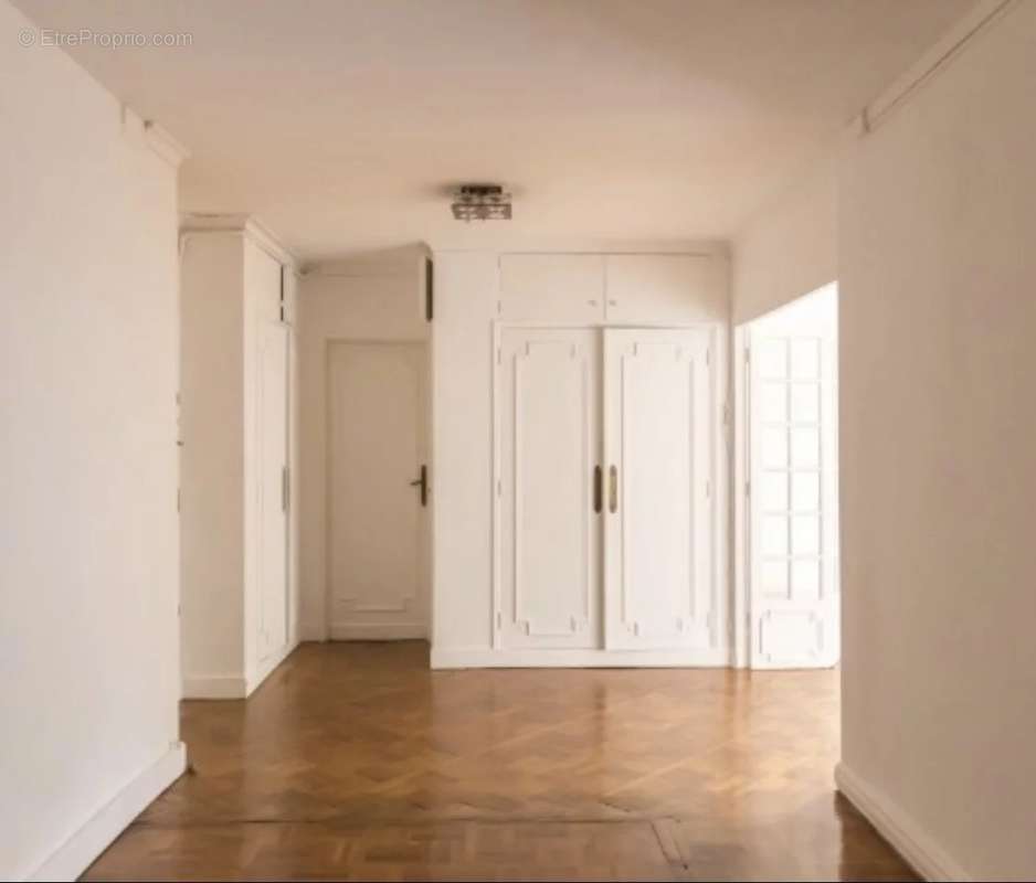 Appartement à PARIS-16E