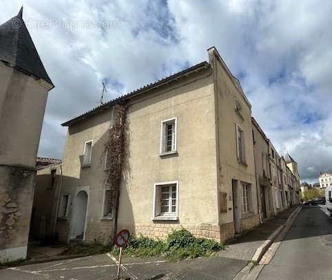   - Maison à THOUARS