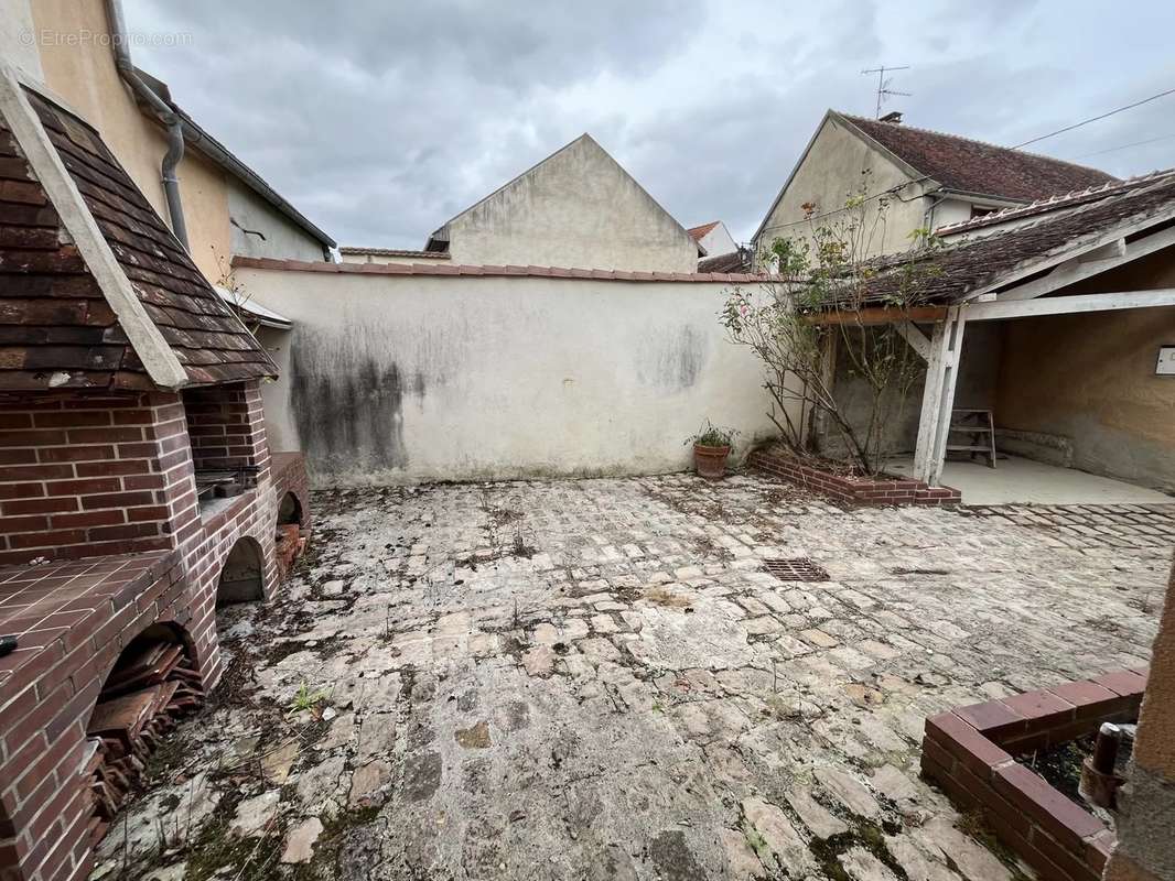 Maison à BRIENON-SUR-ARMANCON