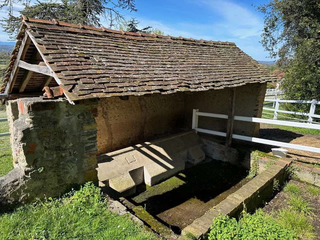 Maison à SERRES-SAINTE-MARIE