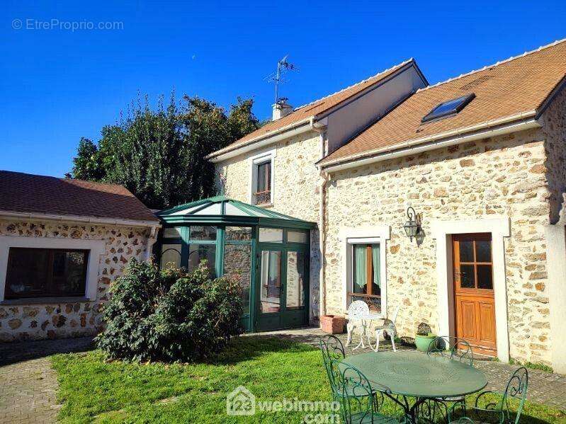 Découvrons cette maison en pierre - Maison à LISSES