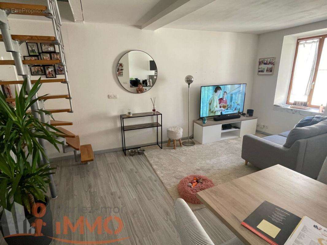 Appartement à SURY-LE-COMTAL