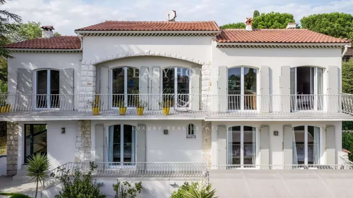 Maison à LA ROQUETTE-SUR-SIAGNE