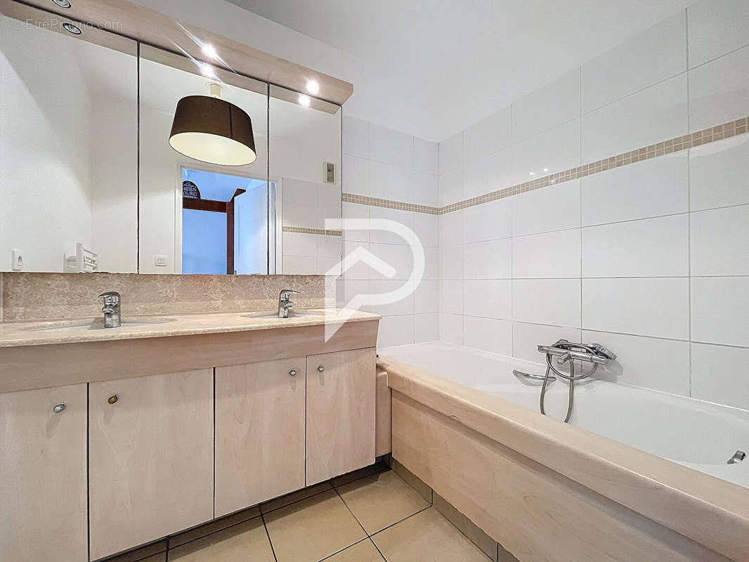 Appartement à COURBEVOIE