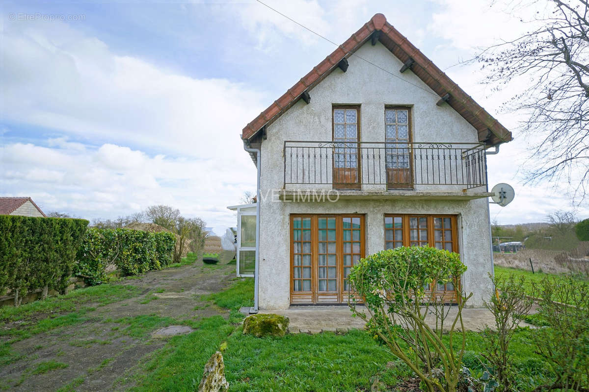 Maison à LA QUEUE-LES-YVELINES