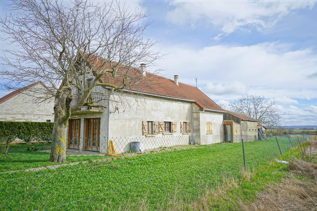 Maison à LA QUEUE-LES-YVELINES