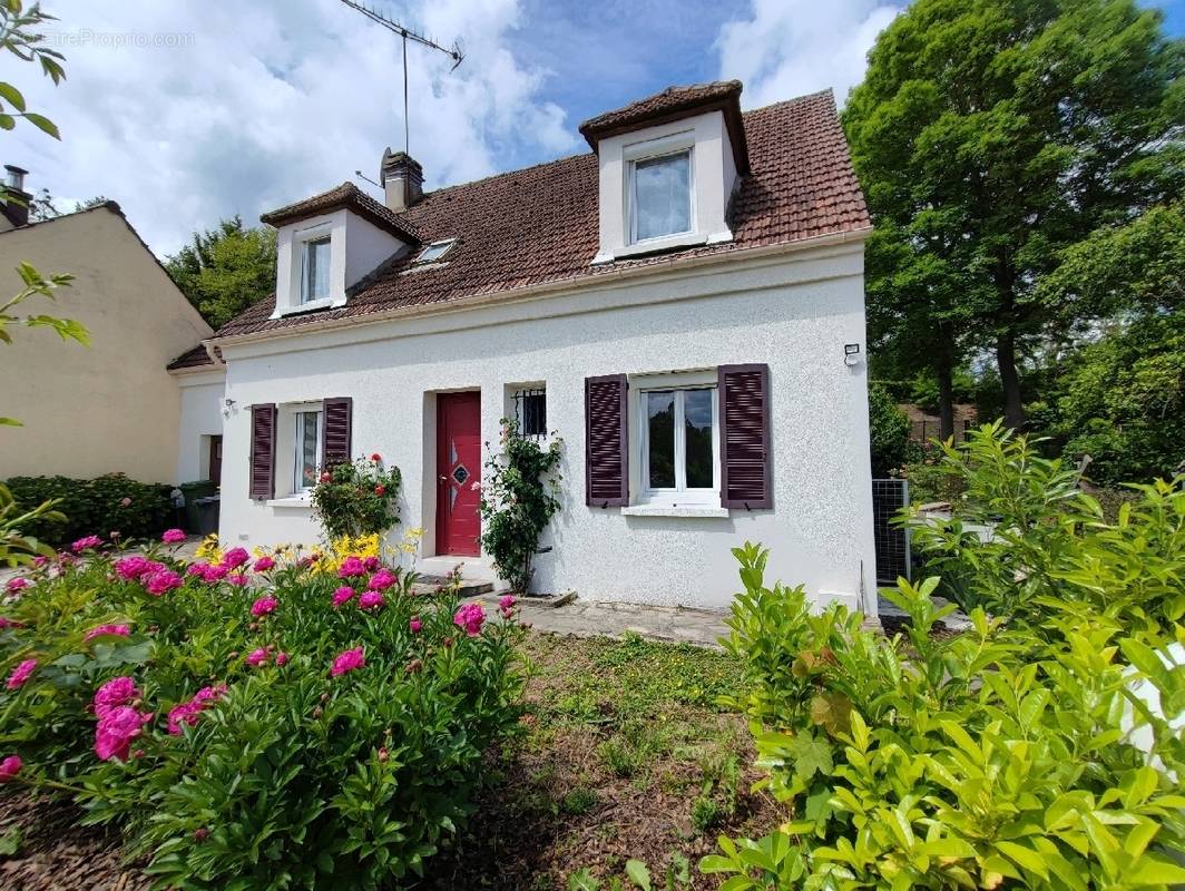 Maison à VALLANGOUJARD