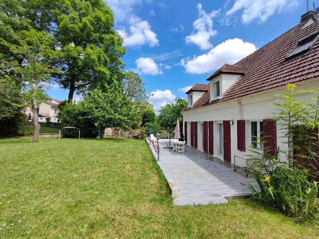 Maison à VALLANGOUJARD