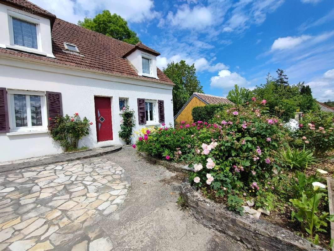 Maison à VALLANGOUJARD