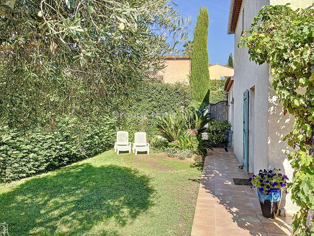 Maison à LA ROQUETTE-SUR-SIAGNE