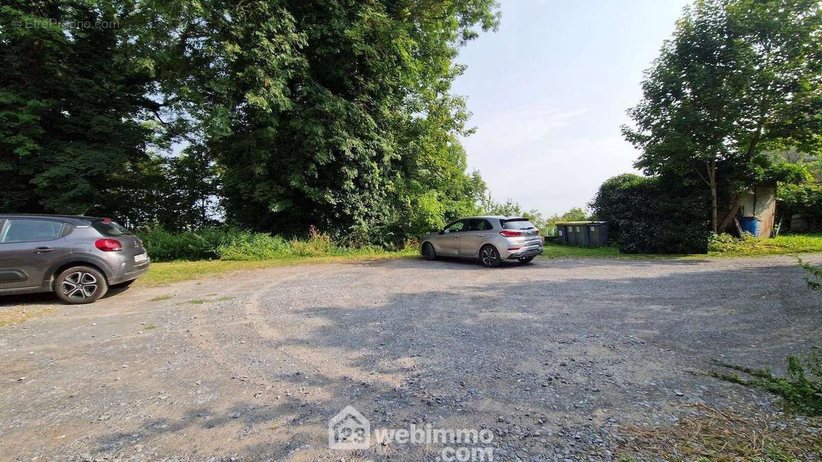 Vous bénéficiez d&#039;un grand parking pour le stationnement - Appartement à LAON