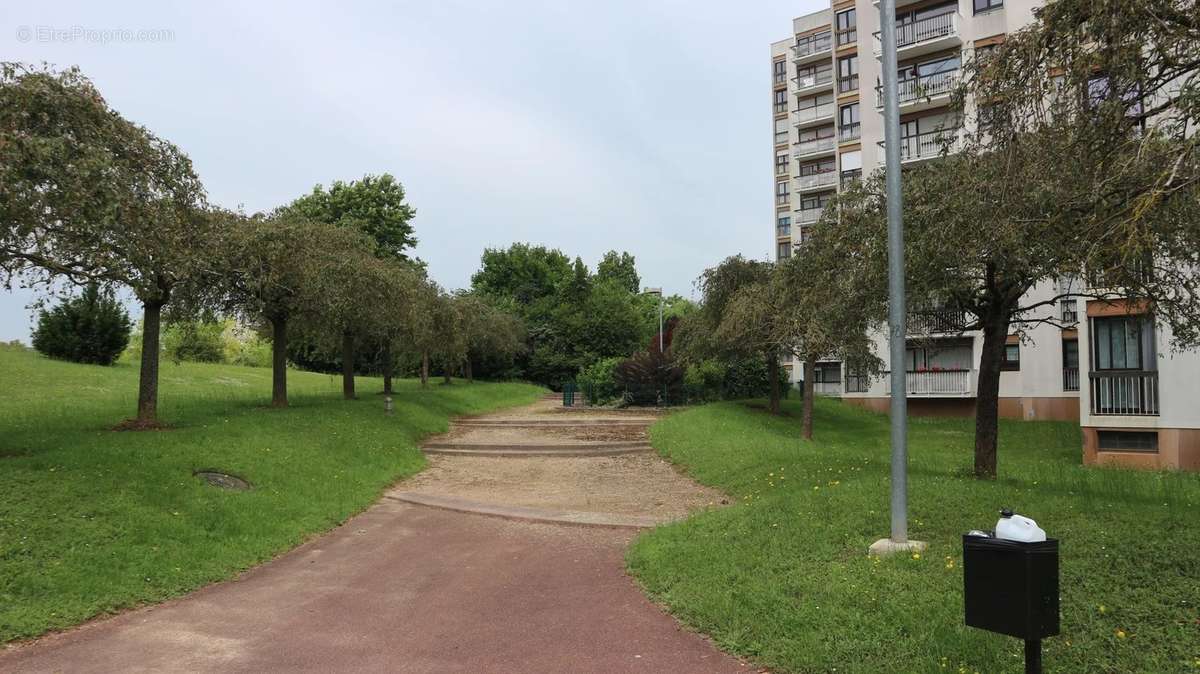 Appartement à LES CLAYES-SOUS-BOIS