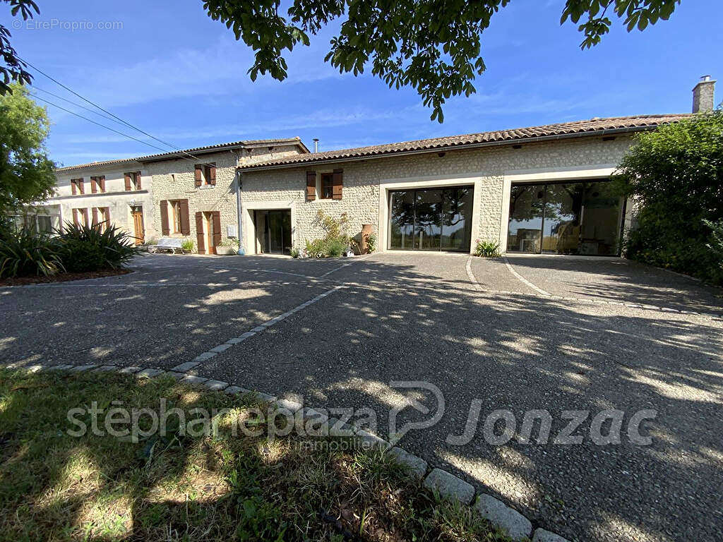 Maison à MONTENDRE