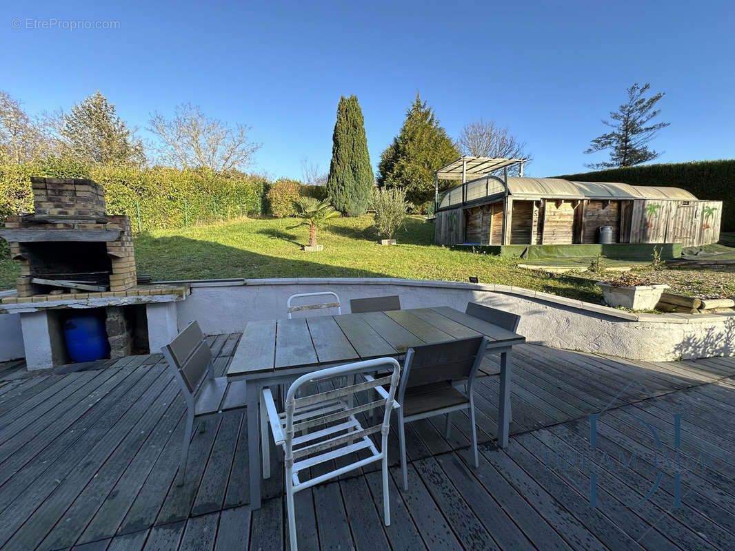 Terrasse aménagée + terrain de boules - Maison à CIVIERES