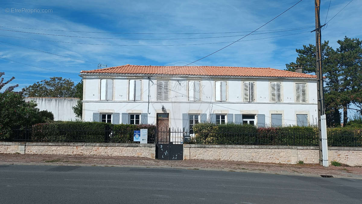 Maison à CHAILLEVETTE