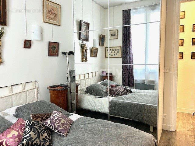 Chambre avec placard - Appartement à PARIS-16E