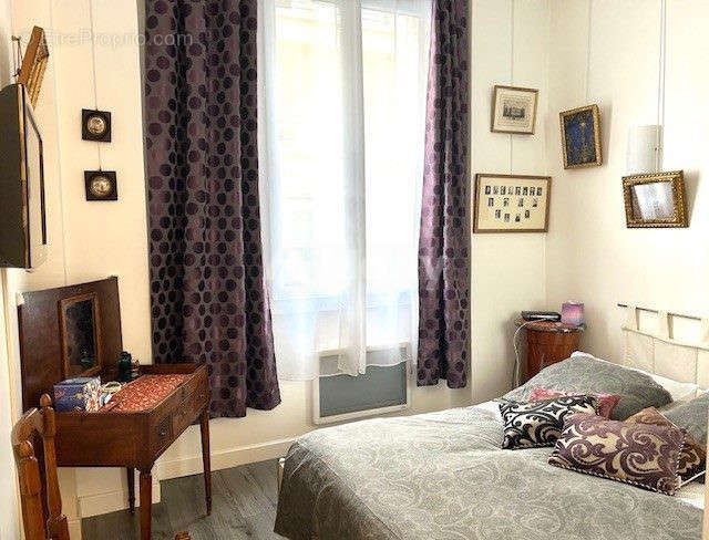 Chambre avec placard - Appartement à PARIS-16E