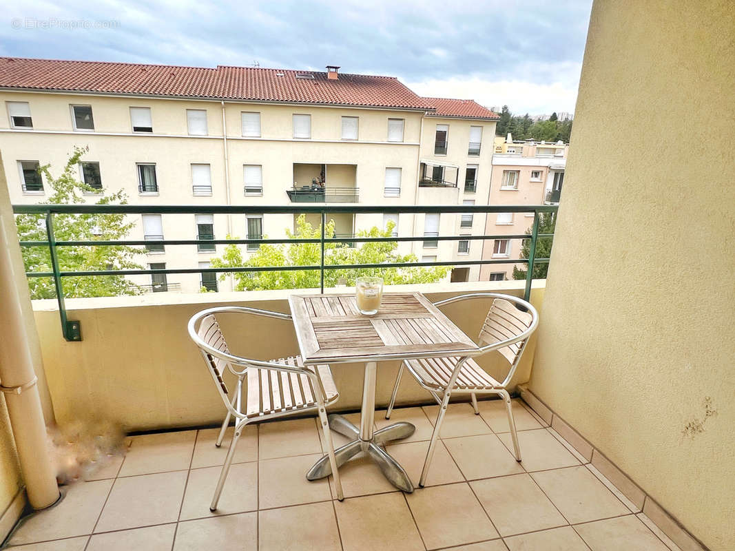 Appartement à PIERRE-BENITE